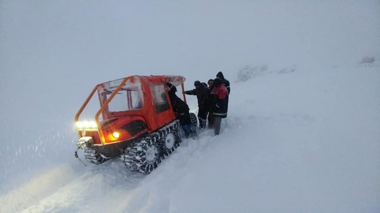 Dağlık alanda kar ve sisten mahsur kalan işçileri AFAD kurtardı