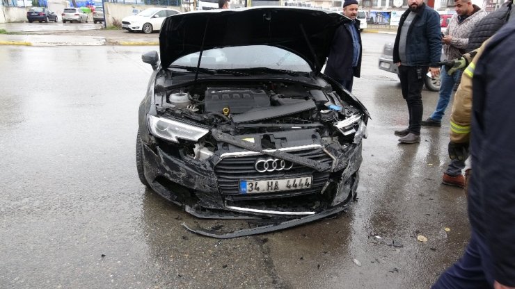Pendik’te lüks otomobiller birbirine girdi: 2 yaralı