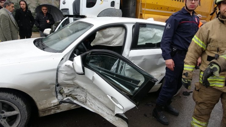 Pendik’te lüks otomobiller birbirine girdi: 2 yaralı
