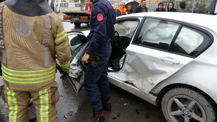 Pendik’te lüks otomobiller birbirine girdi: 2 yaralı