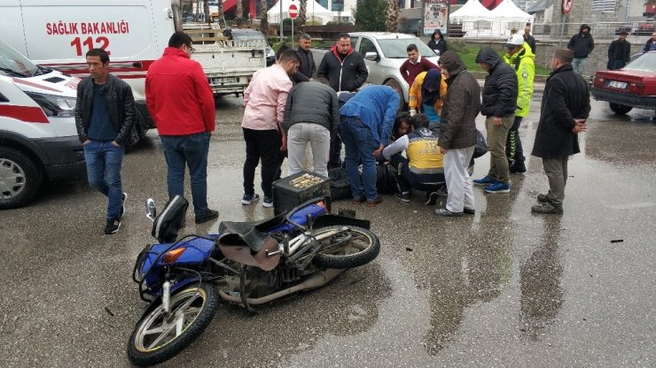 Motosiklet ile otomobil çarpıştı: 1 yaralı