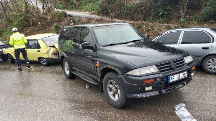 Samsun’da cip park halindeki araçlara çarptı: 1 yaralı
