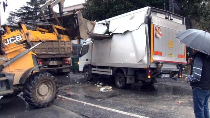 Kamyonda taşınan sac yol kenarındaki kamyonete ok gibi saplandı