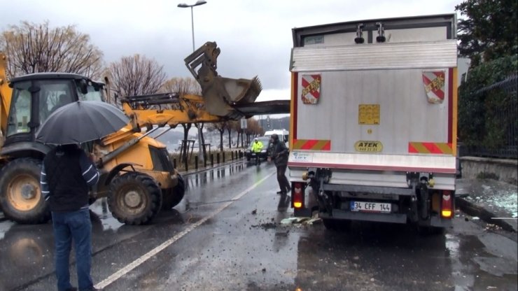 Kamyonda taşınan sac yol kenarındaki kamyonete ok gibi saplandı