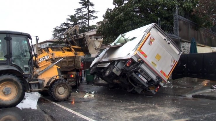 Kamyonda taşınan sac yol kenarındaki kamyonete ok gibi saplandı