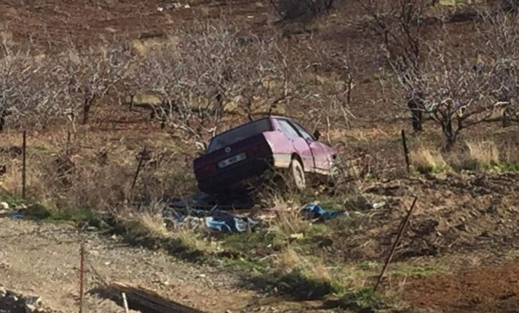 Siirt’te freni tutmayan araç fıstık bahçesindeki tellere çarparak durabildi