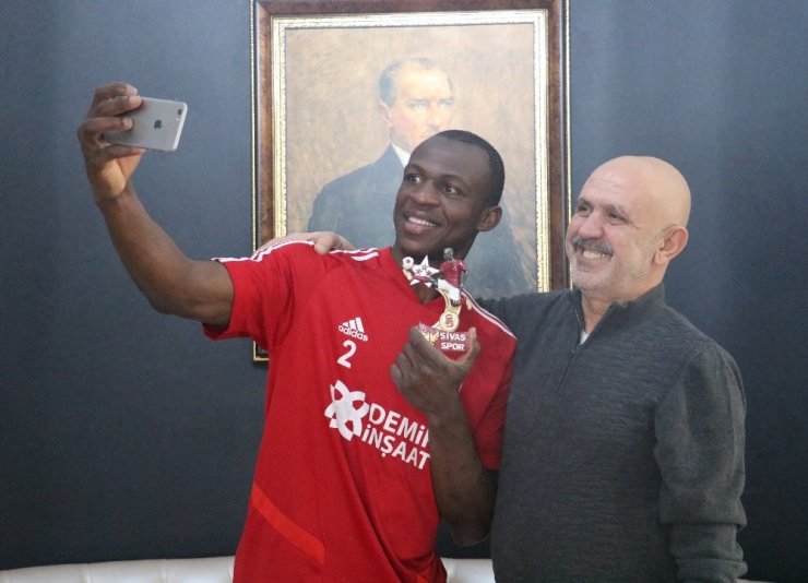 Sivasspor’un yıldızı Kone’yi mutlu eden hediye