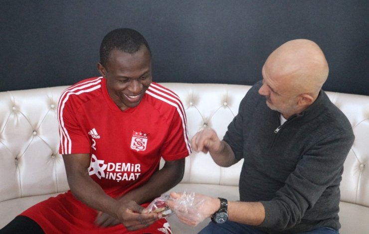 Sivasspor’un yıldızı Kone’yi mutlu eden hediye