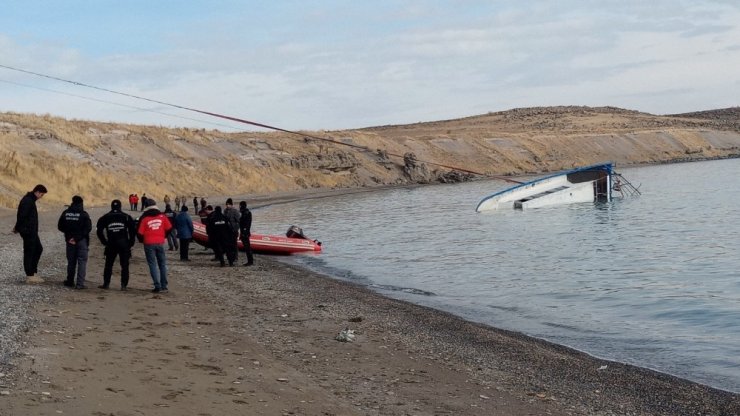 Alabora olan göçmen teknesi karaya çıkarıldı