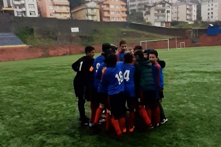 İmam Hatip Ortaokulu Bahçeşehir Kolejini 4-3 ile eledi