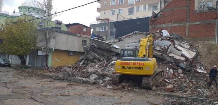 Çöken 4 katlı binanın enkazı kaldırılıyor