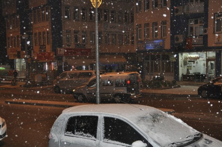 Akşam saatlerinde başlayan kar yağışı Afyonkarahisar’lı vatandaşları sevindirdi