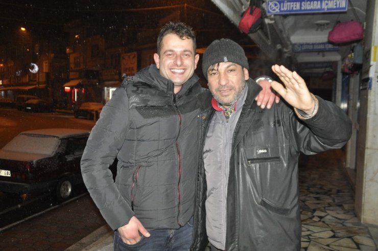 Akşam saatlerinde başlayan kar yağışı Afyonkarahisar’lı vatandaşları sevindirdi