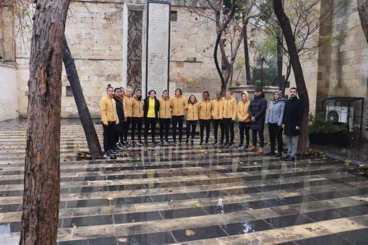Kadın futbolcular, kadın şehitlerin mezarını ziyaret edip dualar okudu