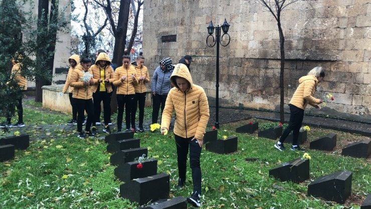 Kadın futbolcular, kadın şehitlerin mezarını ziyaret edip dualar okudu
