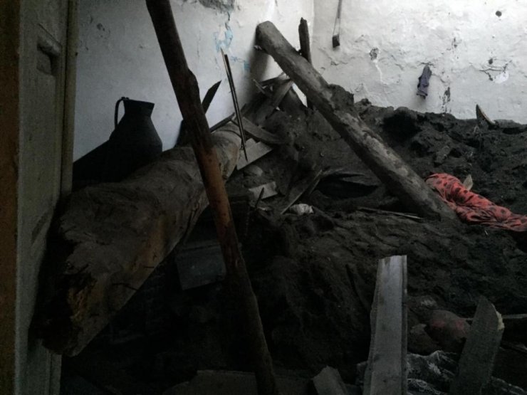 Evin damı çöktü, 3 çocuk yaralandı