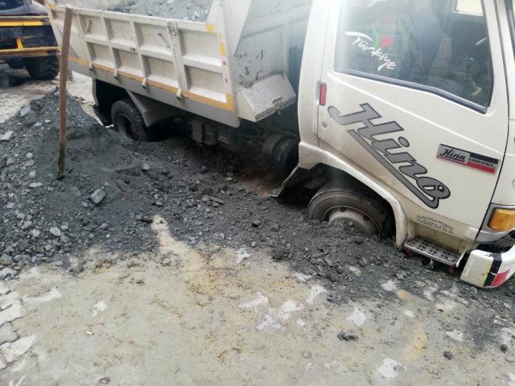 Avcılar’da yol çöktü, kamyon mahsur kaldı