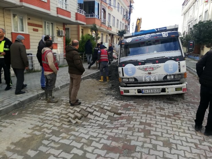 Avcılar’da yol çöktü, kamyon mahsur kaldı