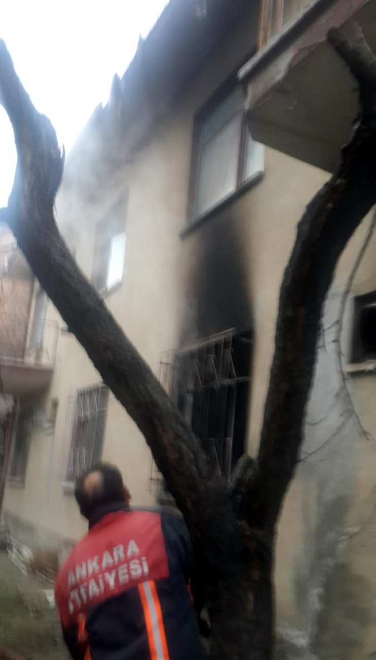 Beypazarı'ndaki ev yangınında dumandan etkilenen 3 kişi hastaneye kaldırıldı