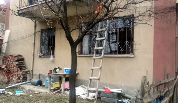 Beypazarı'ndaki ev yangınında dumandan etkilenen 3 kişi hastaneye kaldırıldı