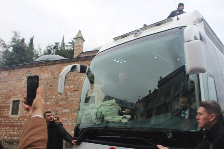 Cumhurbaşkanı Erdoğan cuma namazı çıkışında vatandaşları selamladı