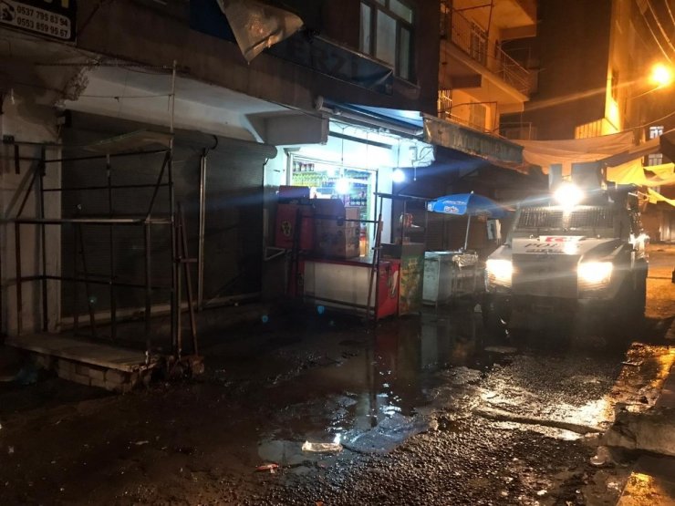 Maskeli bir grup yoldan geçen aracı kurşun yağmuruna tuttu