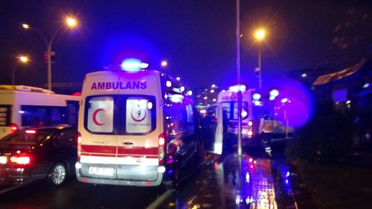 Diyarbakır’da otomobil refüje çarptı: 5 yaralı