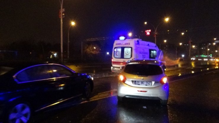 Diyarbakır’da otomobil refüje çarptı: 5 yaralı