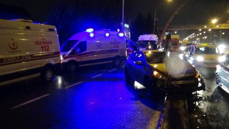Diyarbakır’da otomobil refüje çarptı: 5 yaralı