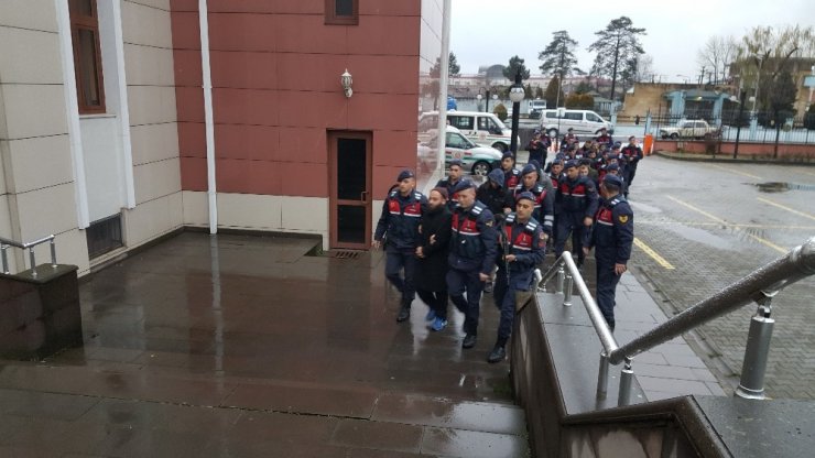 Terör örgütlerine destek sağlıkları gerekçesi ile gözaltına alınanlar adliyeye sevk edildi