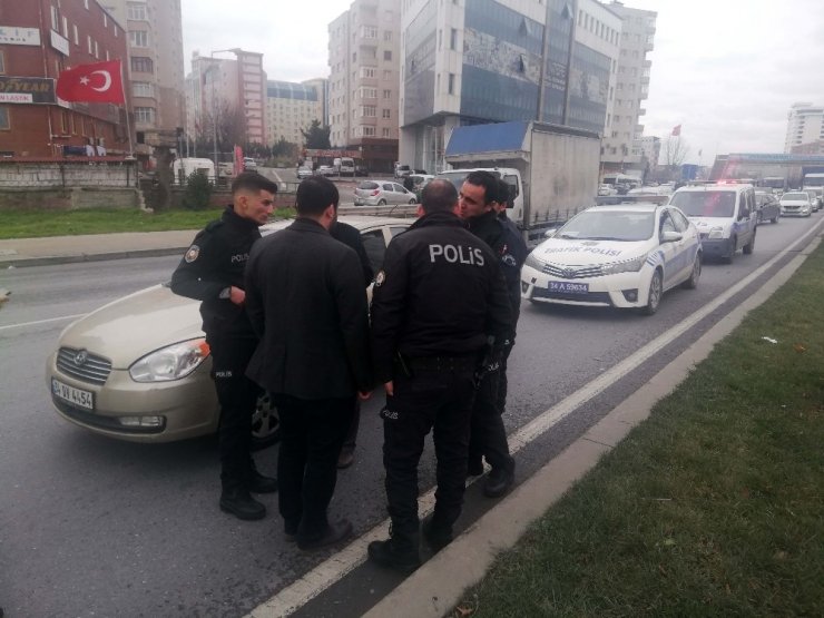 Üst geçidi kullanmayan üniversiteli gence yurt yolunda araba çarptı