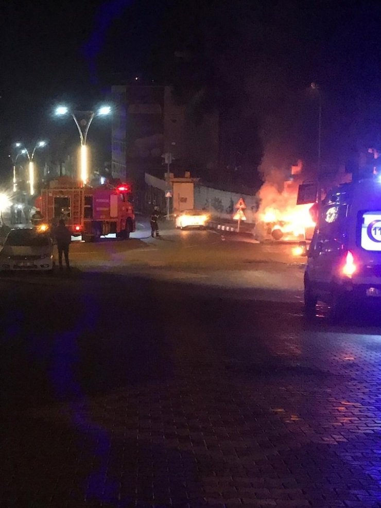 Jandarma komutanlığı duvarına çarpan otomobil alev alev yandı