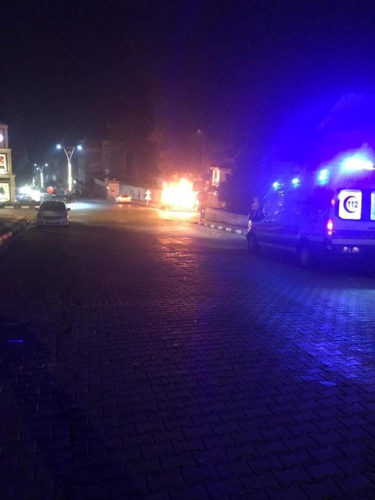 Jandarma komutanlığı duvarına çarpan otomobil alev alev yandı