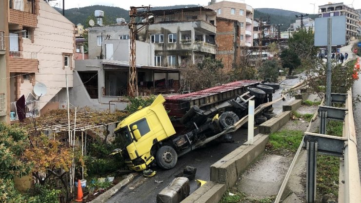 Yoldan çıkan tır evin bahçesine uçtu