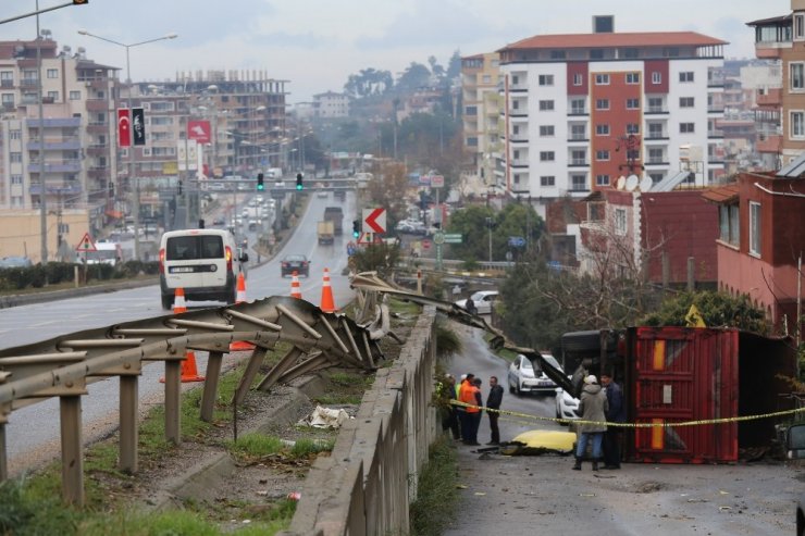 Yoldan çıkan tır evin bahçesine uçtu