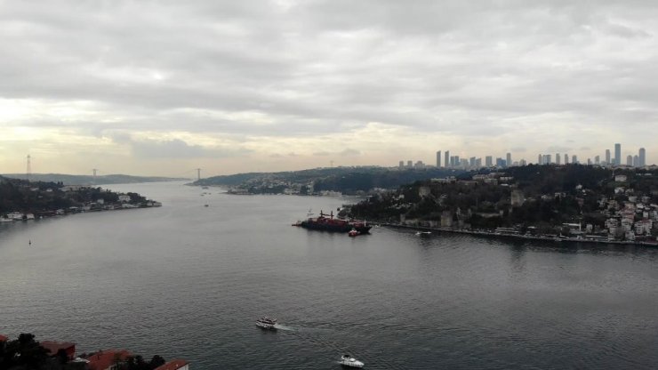 Kıyıya çarpan geminin römorkörle çekildiği anlar havadan görüntülendi