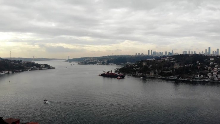 Kıyıya çarpan geminin römorkörle çekildiği anlar havadan görüntülendi