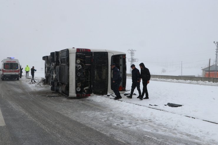 Karaman'da yolcu otobüsü devrildi: 22 yaralı