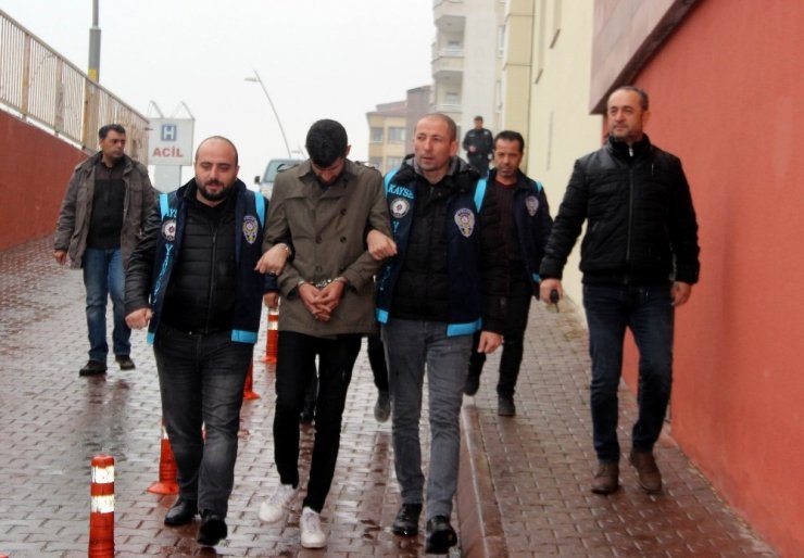 Dolandırıcılara 40 bin TL’yi balkondan attı