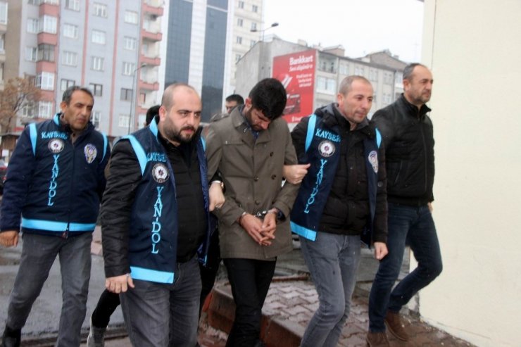 Dolandırıcılara 40 bin TL’yi balkondan attı