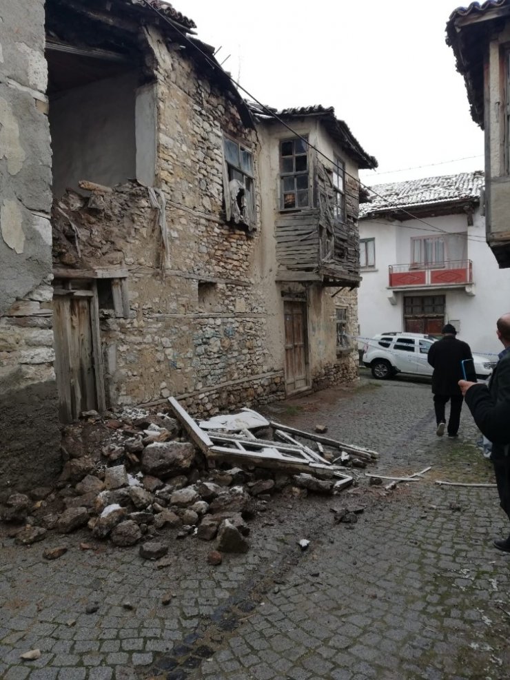 Beyşehir’de tescilli yapının dış cephe duvarı yola çöktü