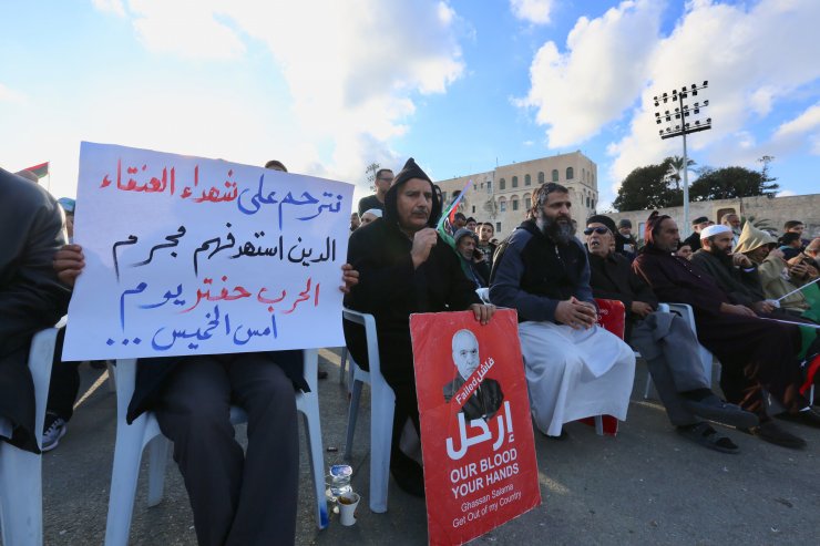Libya'da yüzlerce kişi Hafter'i protesto etti