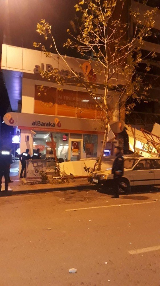 Şiddetli fırtına çatıyı caddenin ortasına uçurdu