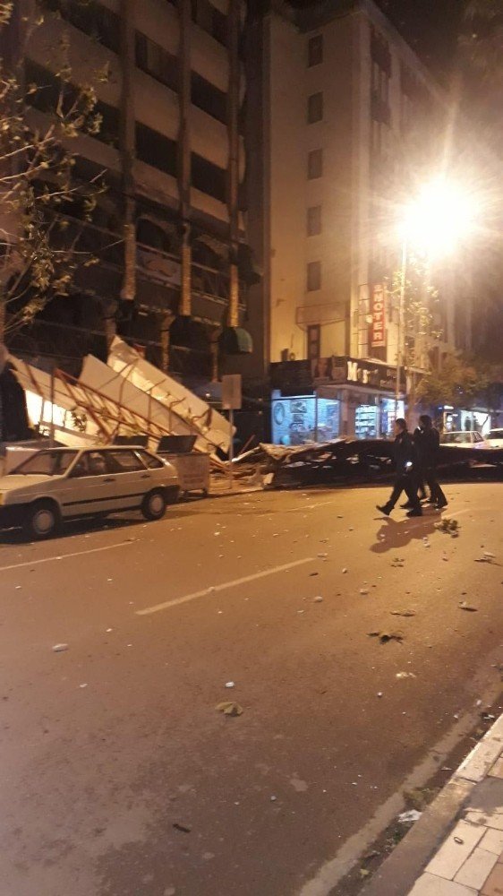 Şiddetli fırtına çatıyı caddenin ortasına uçurdu