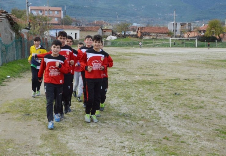 Sancaklıbozköylü çocuklar futbol sahasının yenilenmesini istiyor