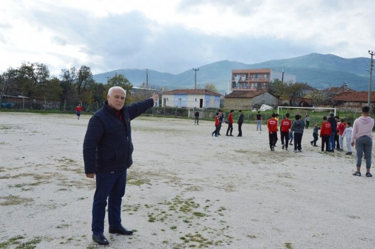 Sancaklıbozköylü çocuklar futbol sahasının yenilenmesini istiyor