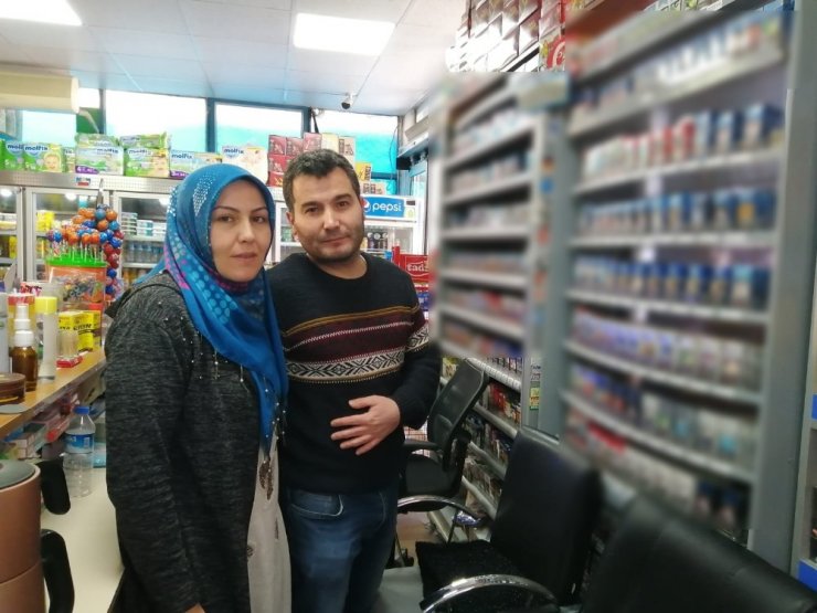 Kahve keyfi yaptığı komşu marketten sigara çaldı