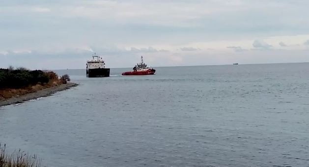 Tekirdağ’da karaya oturan kuru yük gemisi kurtarılıyor