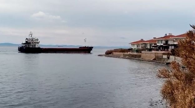 Tekirdağ’da karaya oturan kuru yük gemisi kurtarılıyor