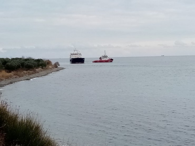 Tekirdağ’da karaya oturan kuru yük gemisi kurtarılıyor
